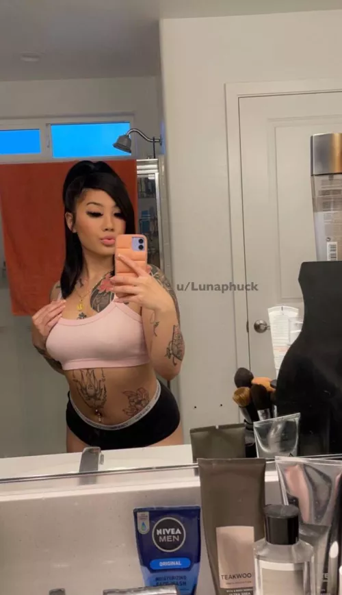 what color is the towel behind me👀