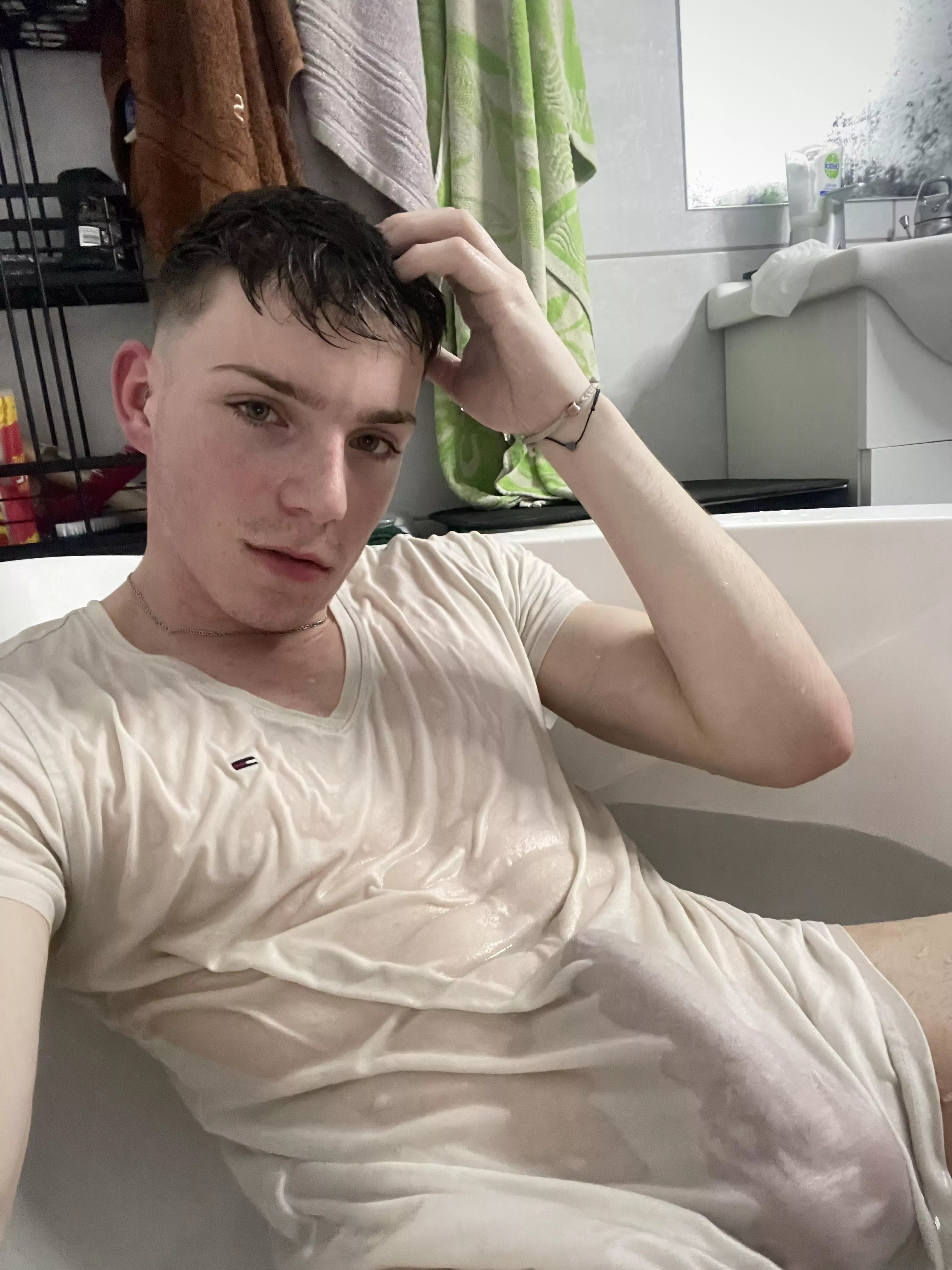 [19] @kolozsi_tomi want to remove my t-shirt?