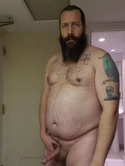 (42) Meet me in my hotel room, boy