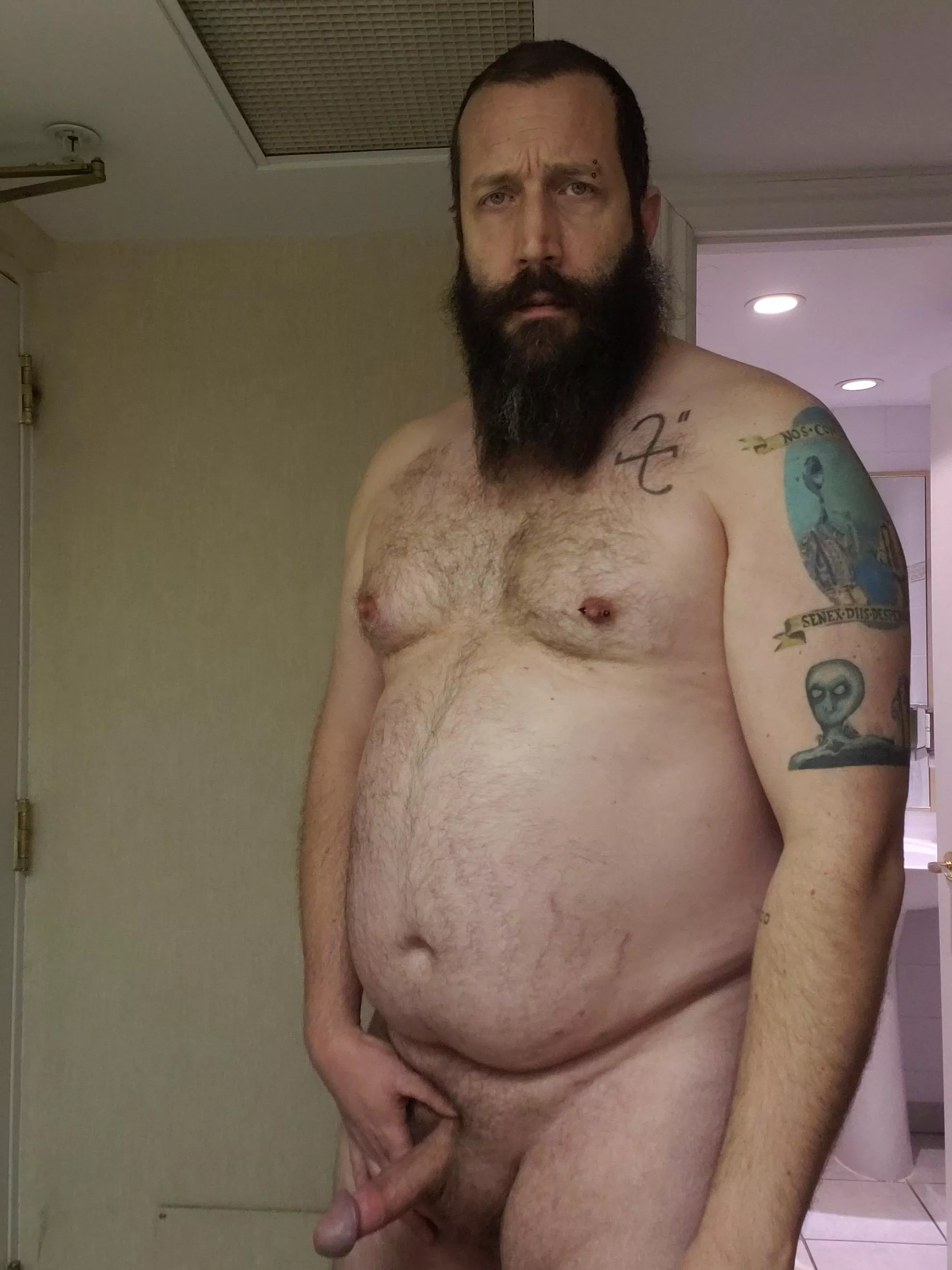 (42) Meet me in my hotel room, boy