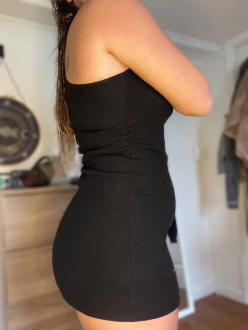 Always sporting a baby bump in tight dresses now 🤭🖤