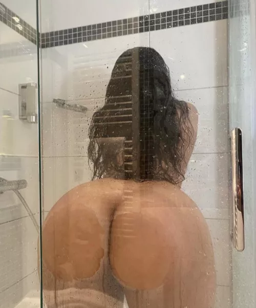 Ass up against the glass 💋🍑