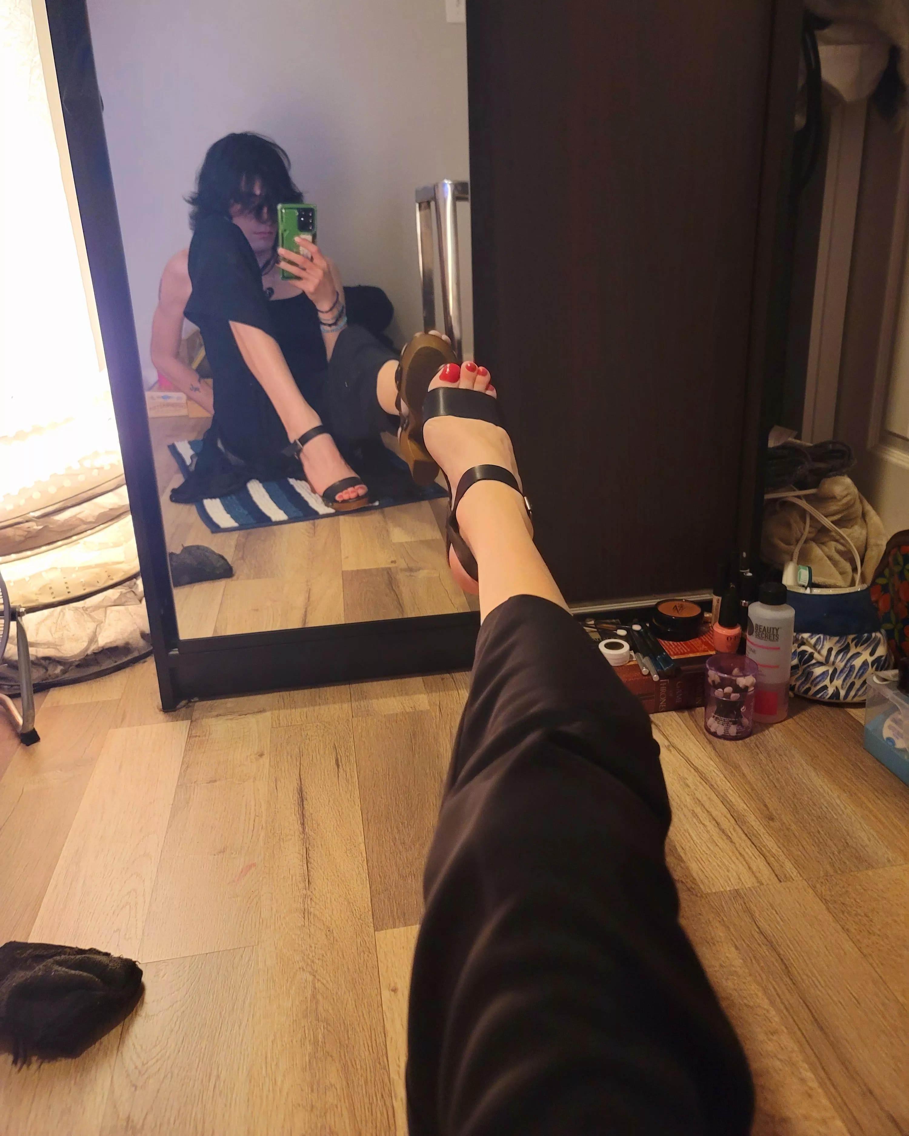 cum all over my feet guys 😈💧🩷