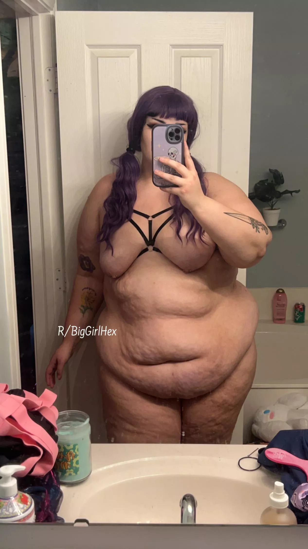 Ever wanted to see how many twinkies until an e-girl pops? 🤤💕🍬