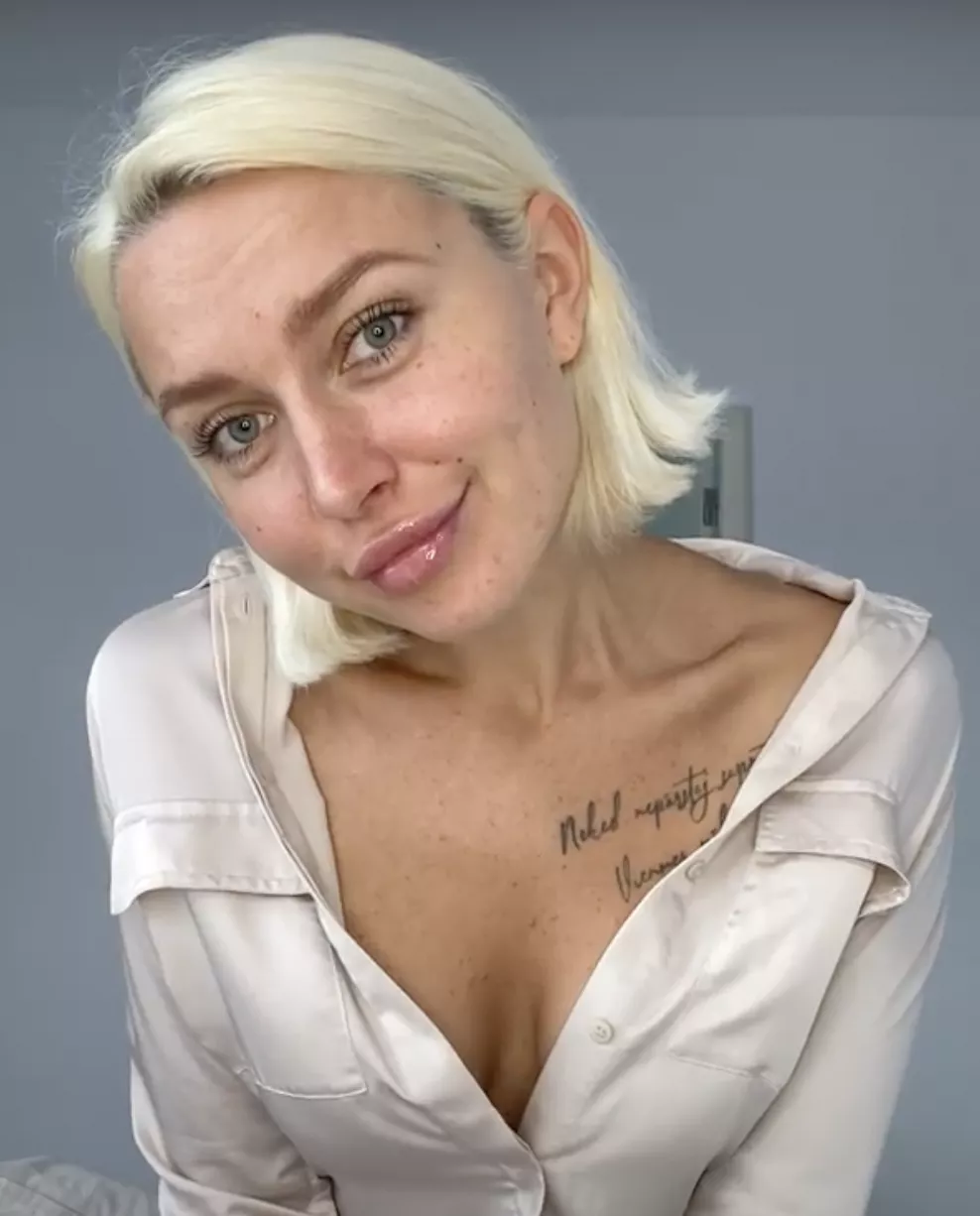 F32 Short hair blondie or a long hair?