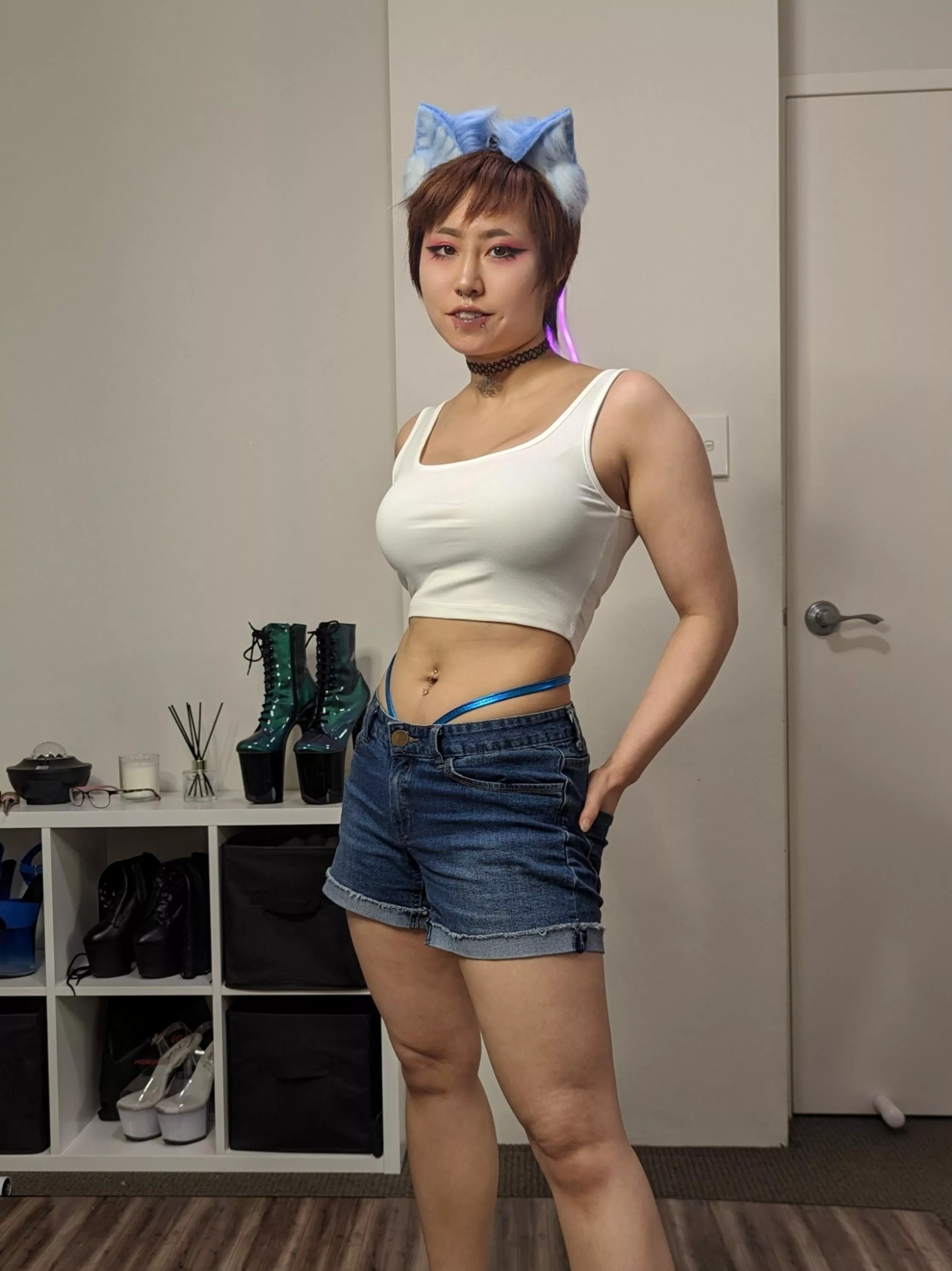 [F]I just love visible thong strings!