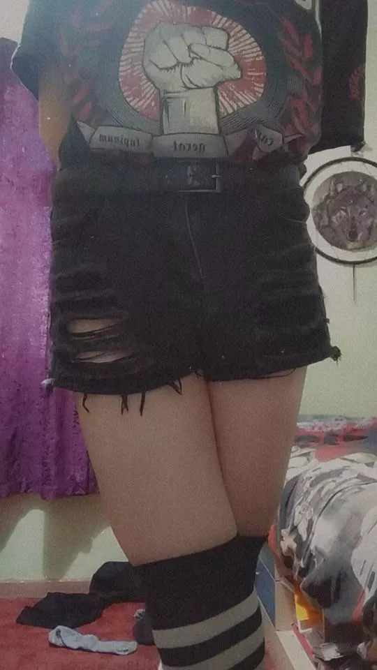 Got these shorts for £3 out of a charity shop today, they are a bit big but I'll grow into them ^^
