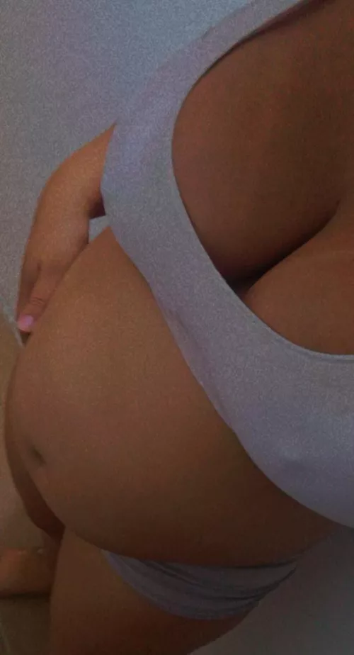 Hello good afternoon everyone happy with my 20 weeks pregnant give me a karma 😍