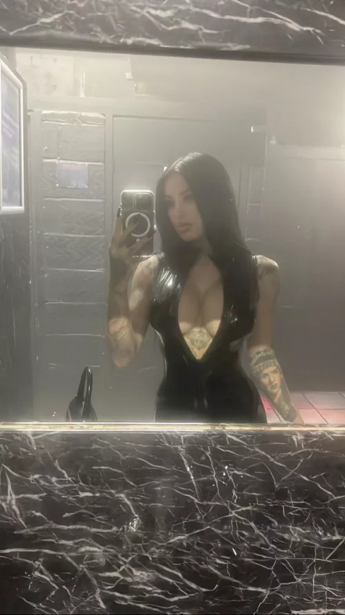 I wish someone was here to brush my hair, rub my feet and be my stool ✨