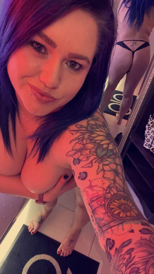 Just a quick selfie from this MILF to get your day started!