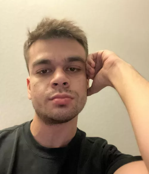 Just woke up, New pic. What do you guys think? 😻💚