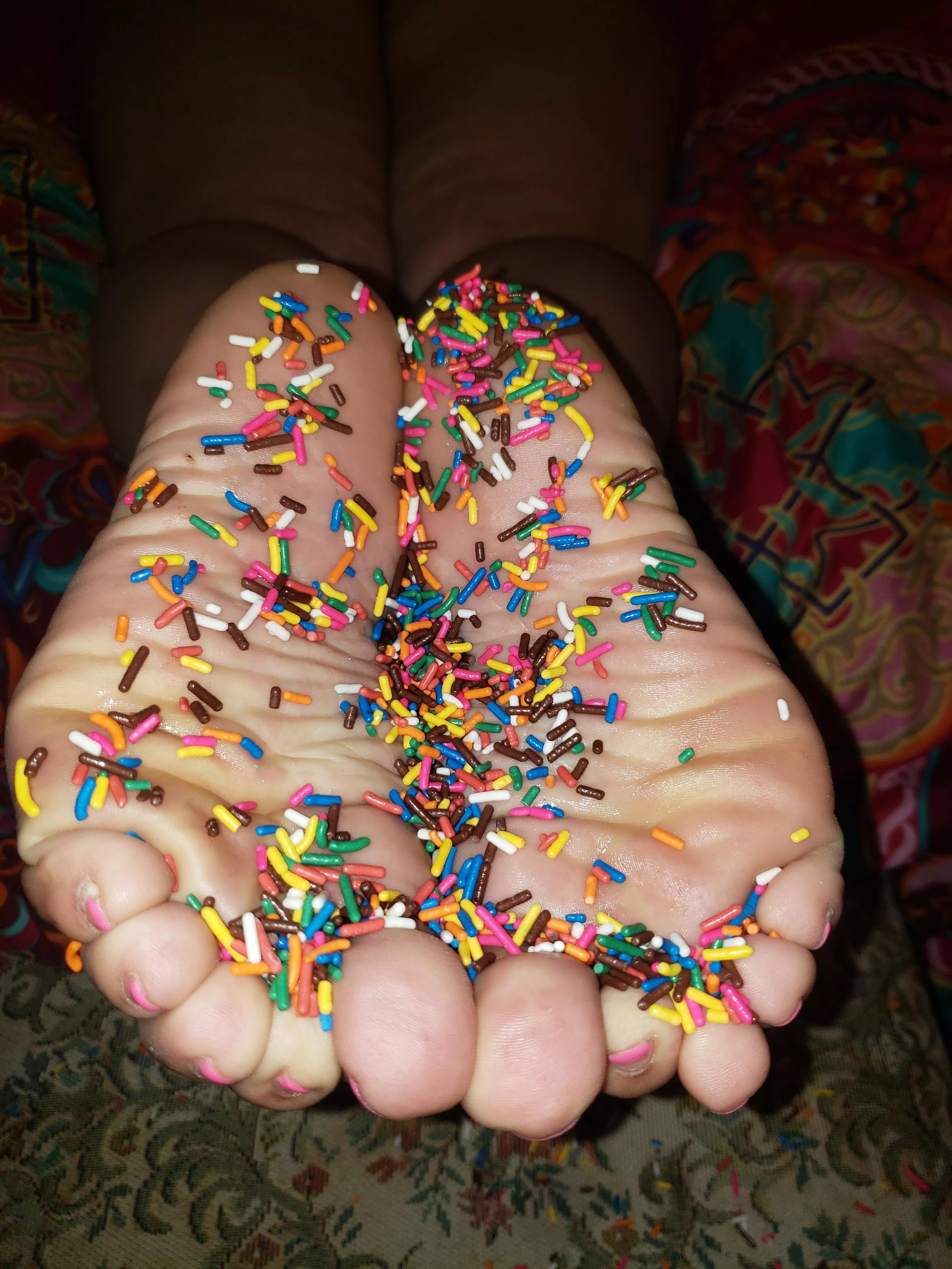 Meaty soles covered in sprinkles 🙃🙃🙃 Eat up my footboy