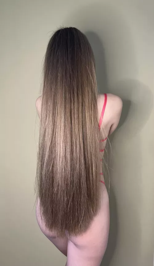 My first post here 🥰 anyone into long hair? 🤪