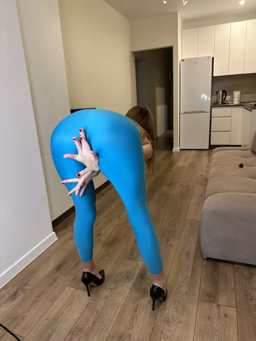 Nympho milf in yoga pants