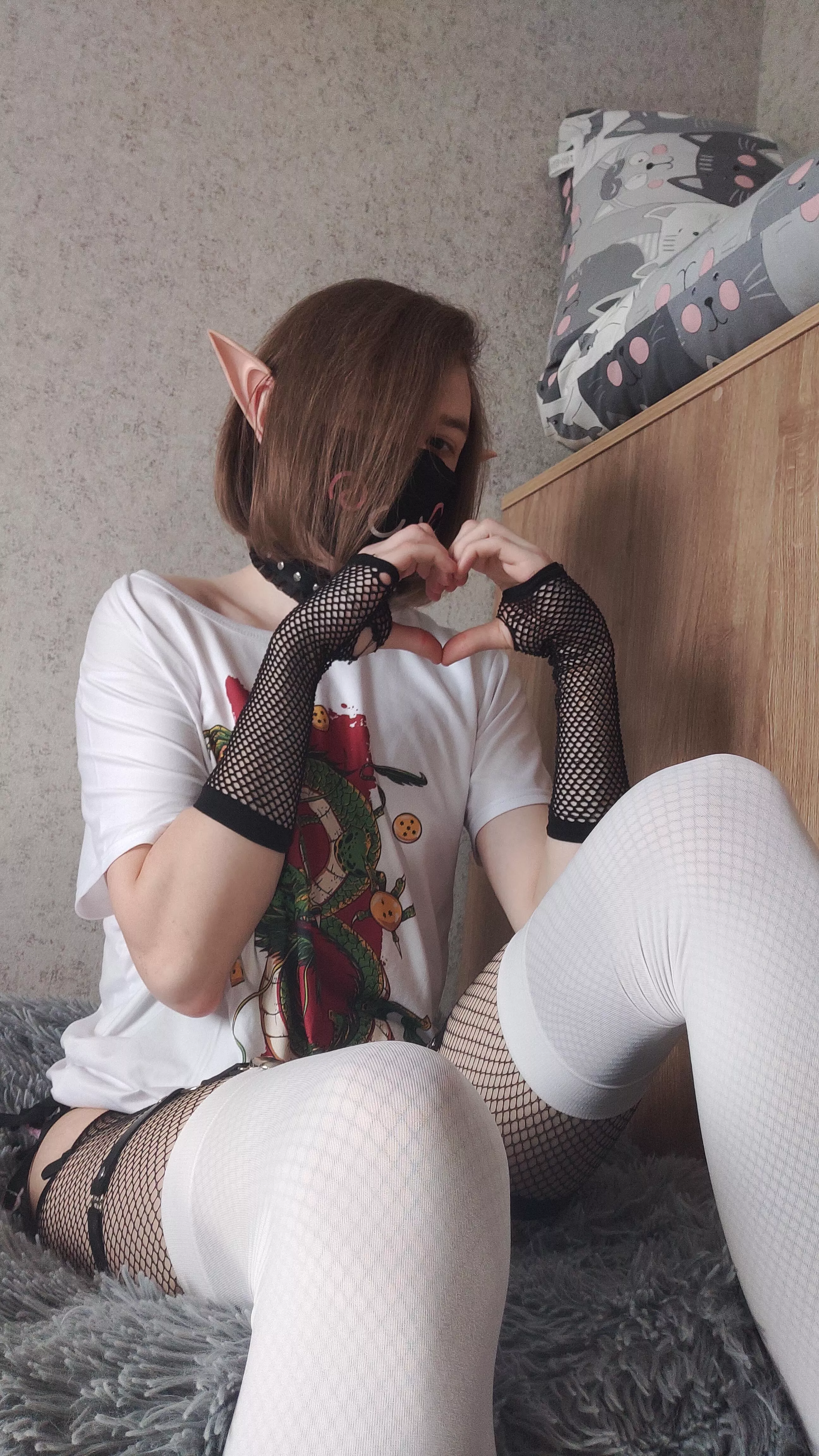 This poor little elf boi is lost, will you help him in exchange for his ❤️🥺