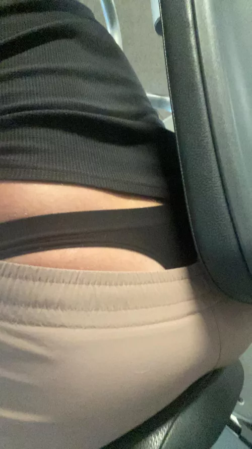 Thong try to whaletail in the gym 🙈