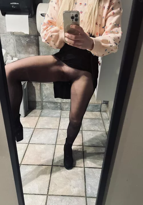 Wi[f]e wore seamless to hooters last night.