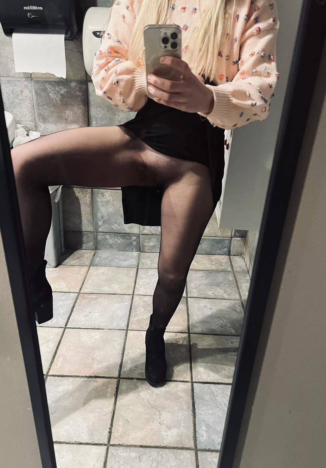 Wi[f]e wore seamless to hooters last night.