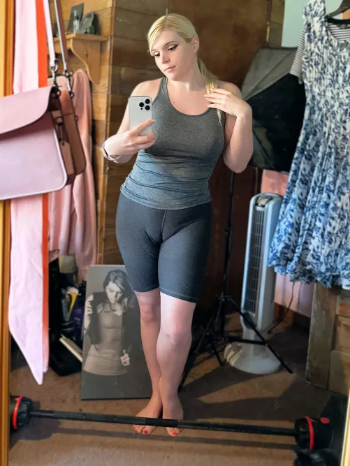 Would you lift weight with a curvy femboy? 💕