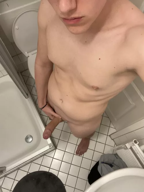 20 Wanna help me out here ? Love bbc and hung bottoms. Also muscular older bottoms.
