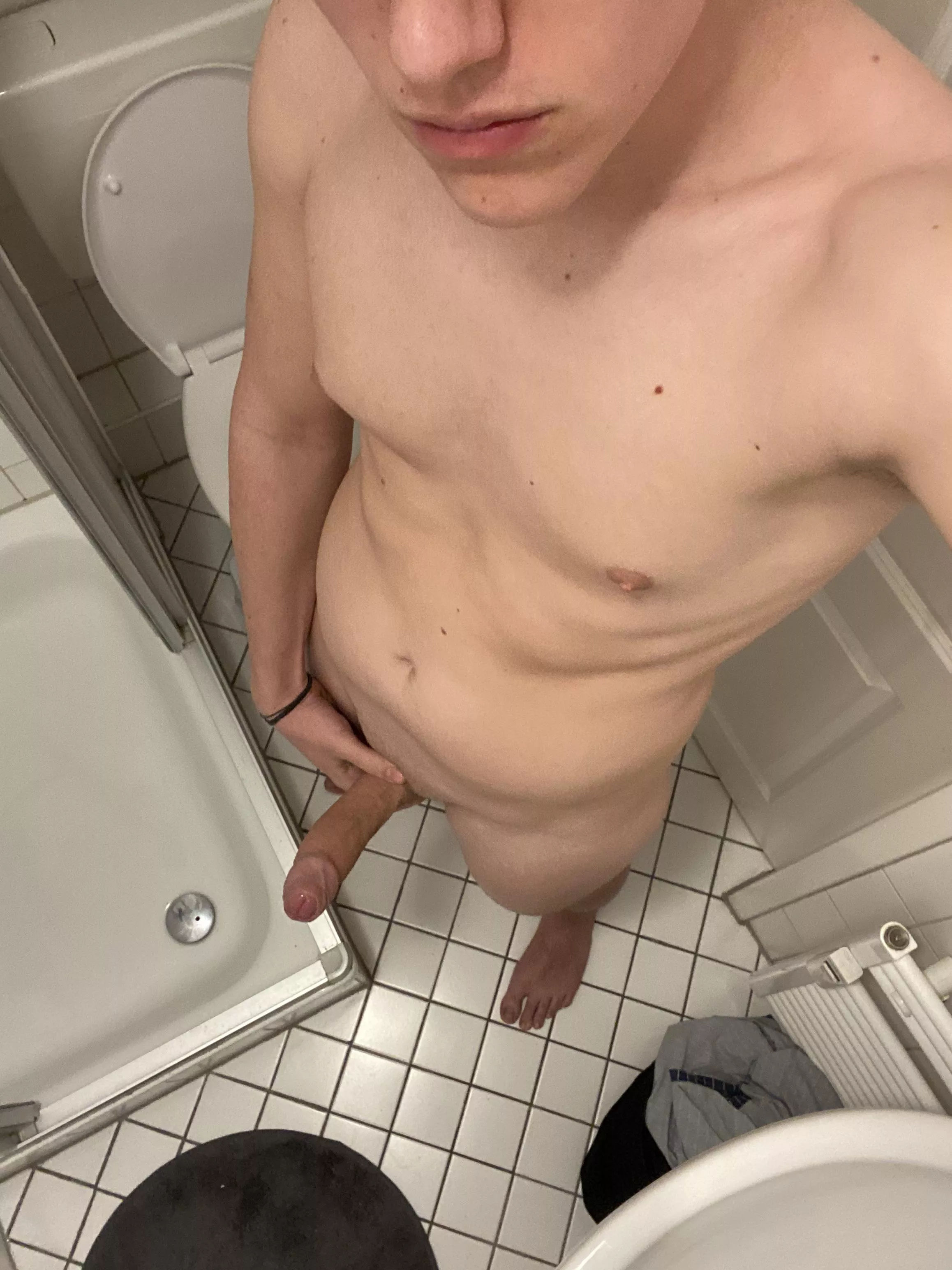 20 Wanna help me out here ? Love bbc and hung bottoms. Also muscular older bottoms.
