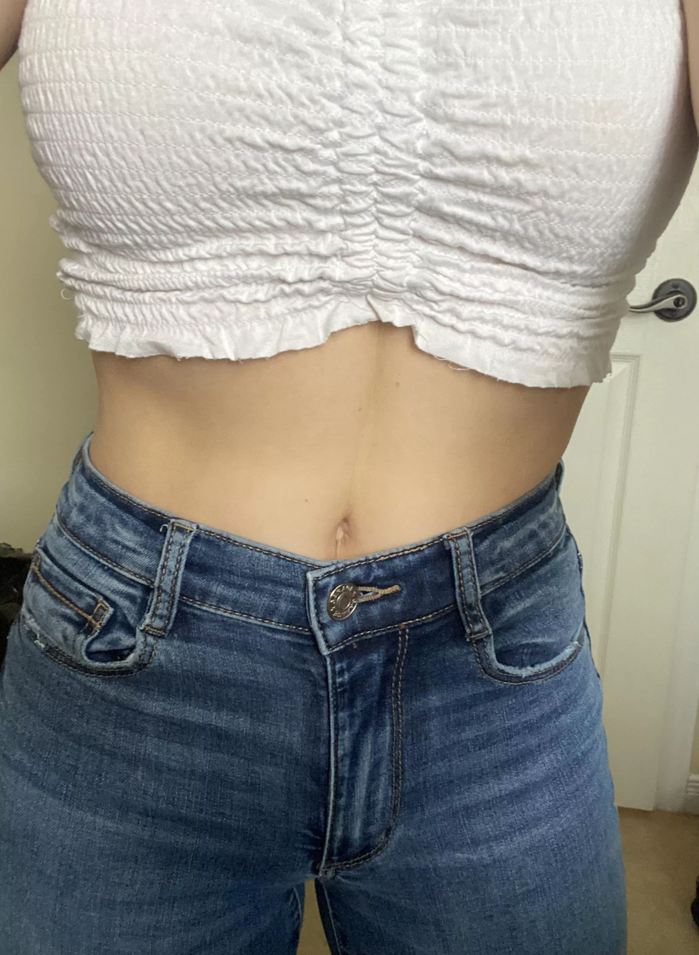 Do you like my outfit… or is it too much navel ? ;)