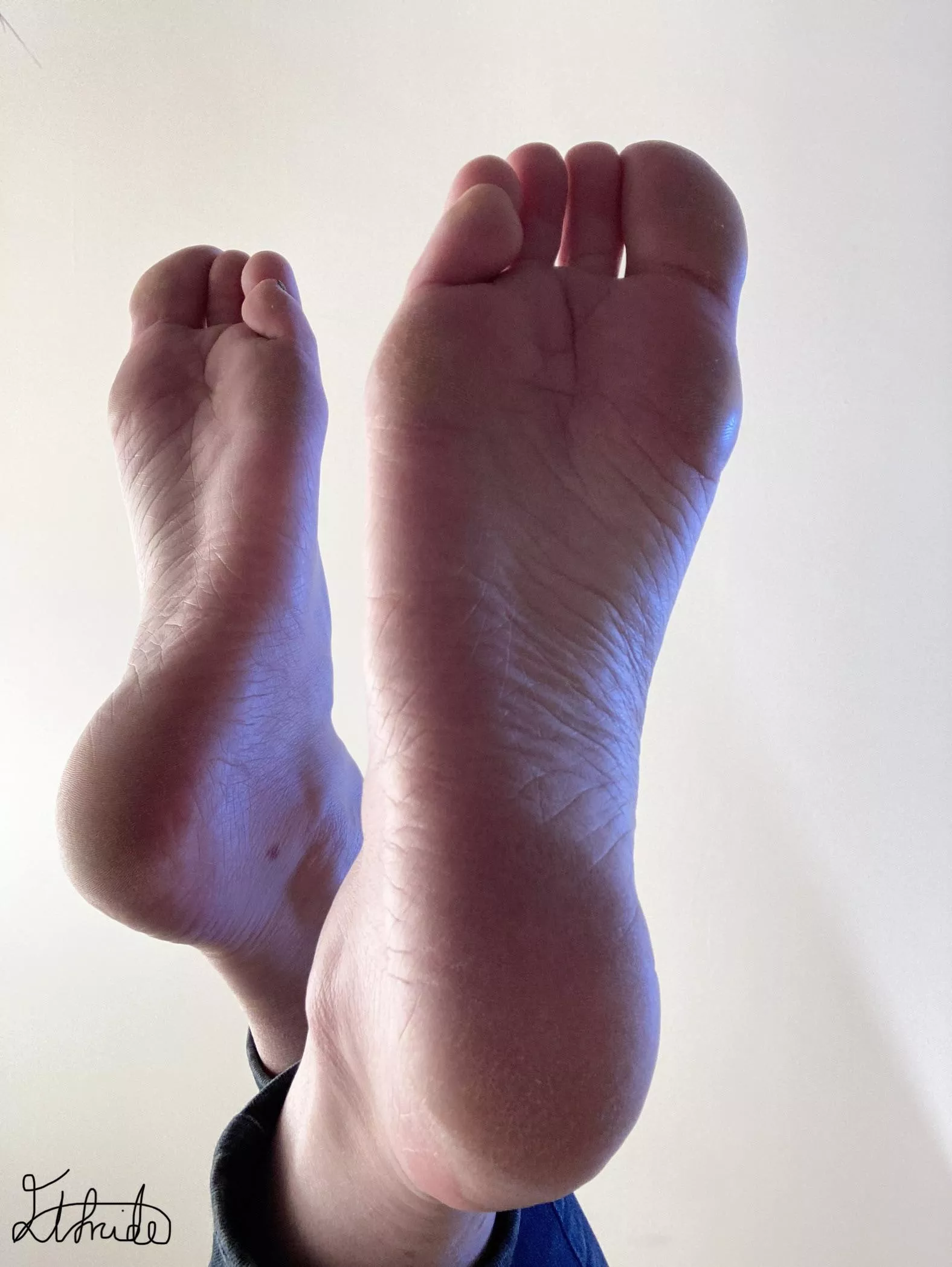 Gaze at my wrinkled soles 💙