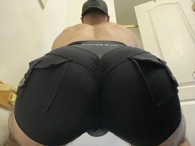 Goon out to Daddy’s big butt in spandex 🍑🤤🍑😳🏆🔥🤴🏻