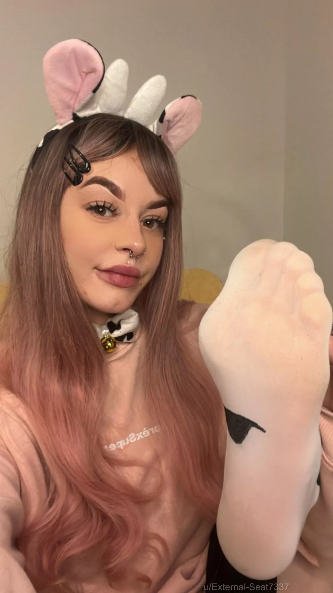 I know you wanna sniff my nylons, footboy 💗