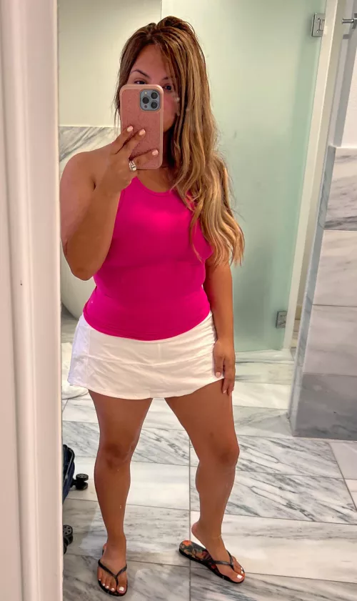 If your milf crush doesn’t send you selfies like this, then it’s time to find a new one, preferably Latina.