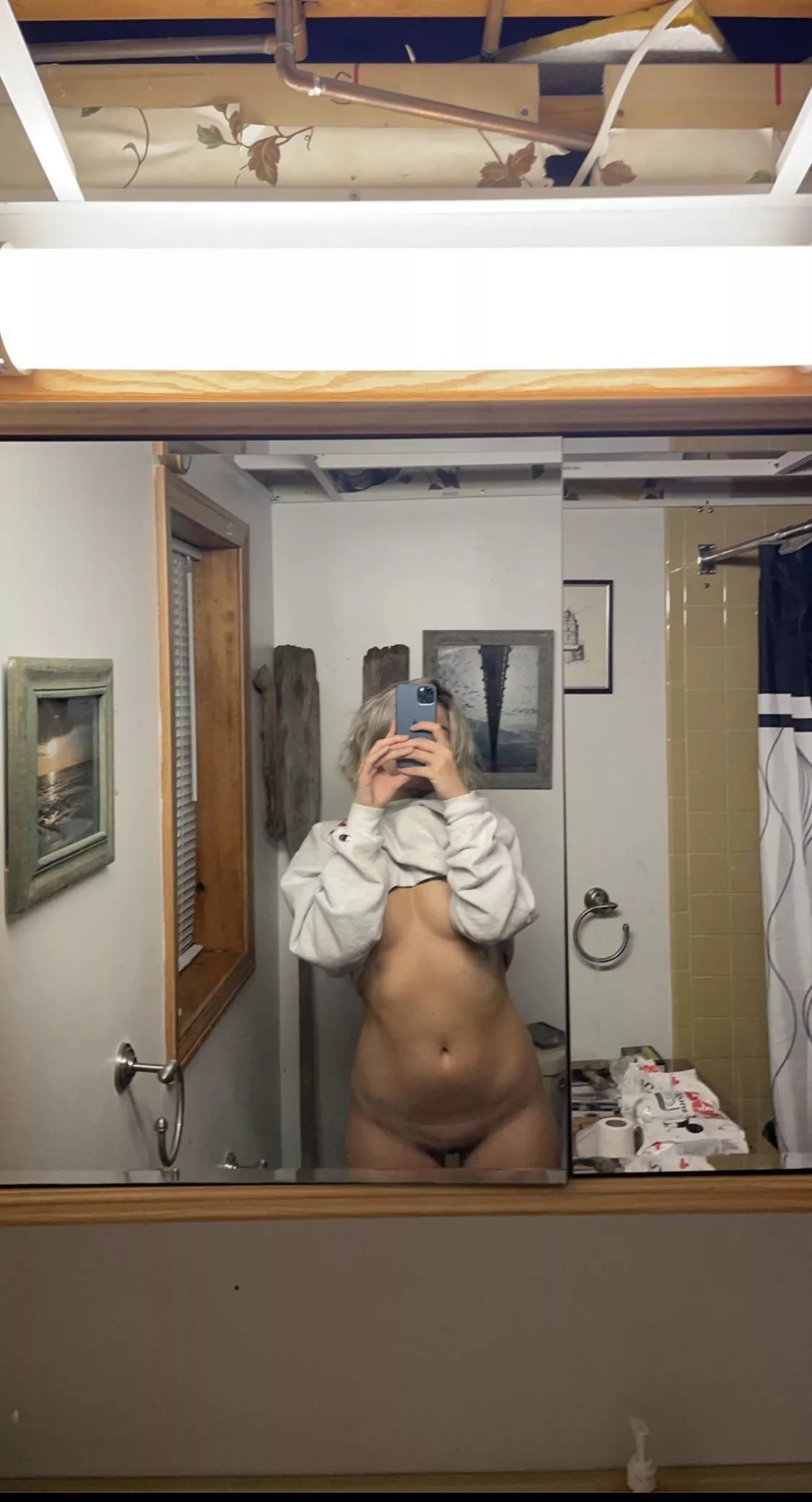 Not petite but I’ll rock you world 😇