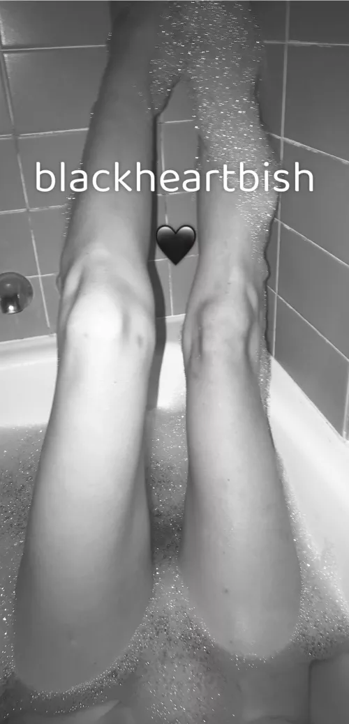 One in the hand, one in the bag, bubblin’ Look at the cash, look at the cash comin’ in. Come get your man 💕