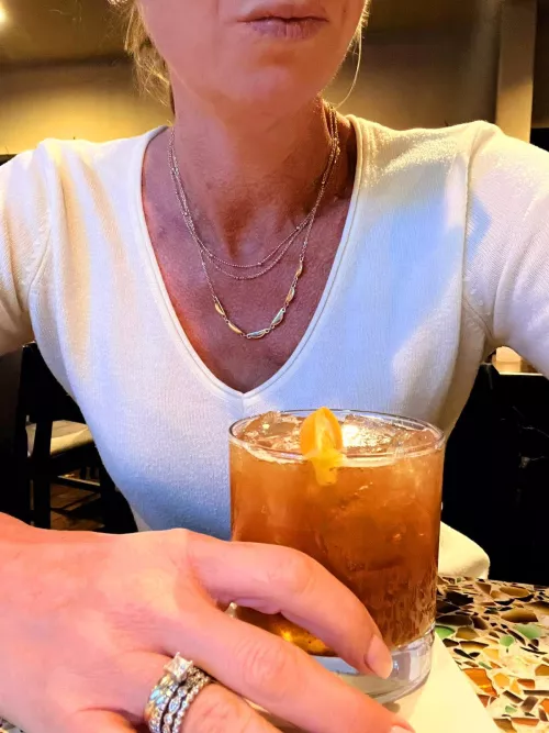 Traveling and at the hotel bar looking for a hot guy that likes married pussy