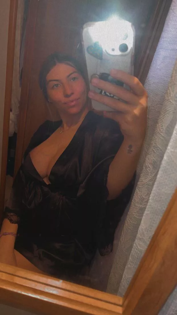 what would you do to this milf in the making?🎀