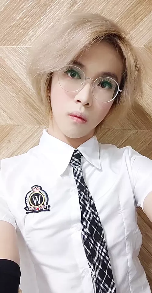 What's this Schoolgirl looking at owo?💞🌈