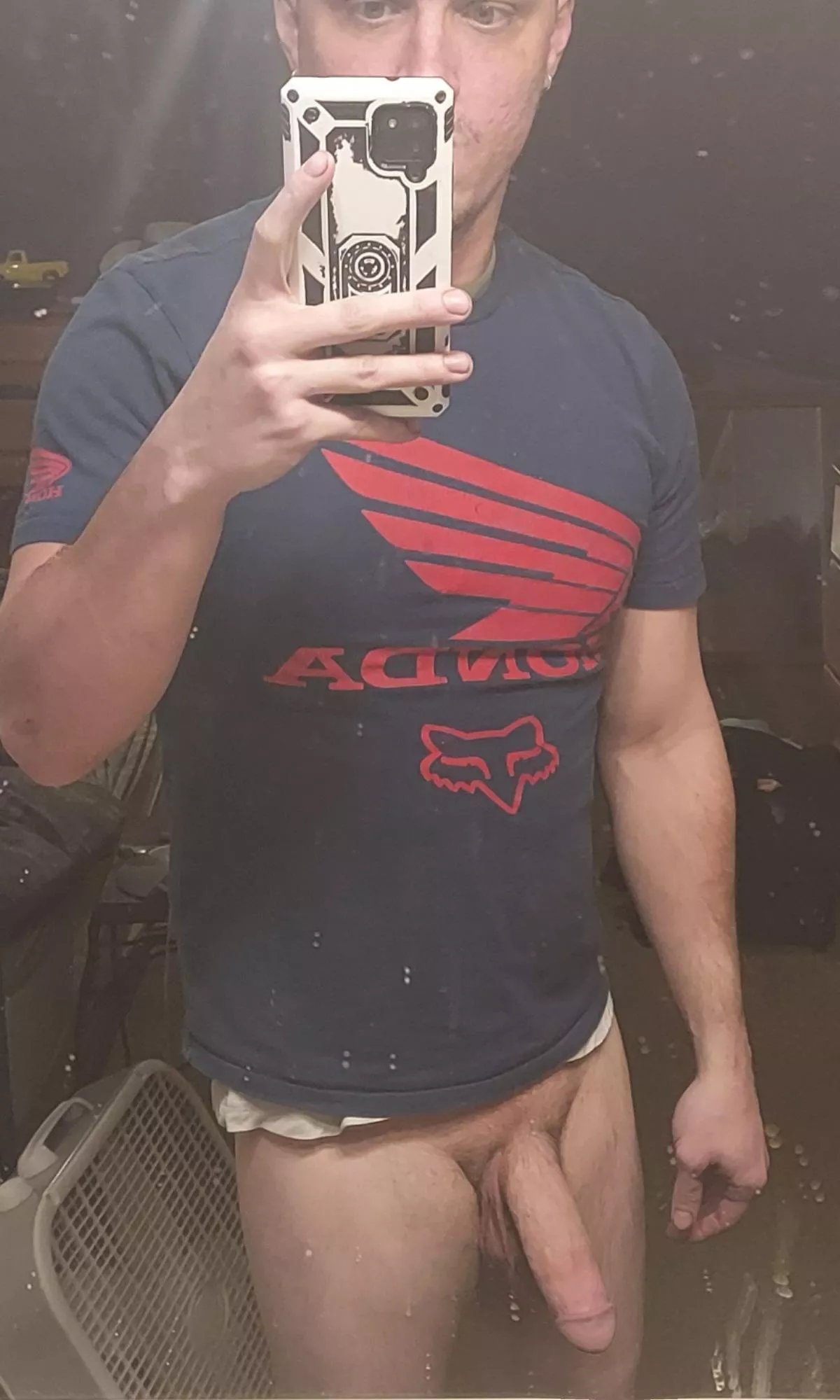 [32] help wanted , apply within