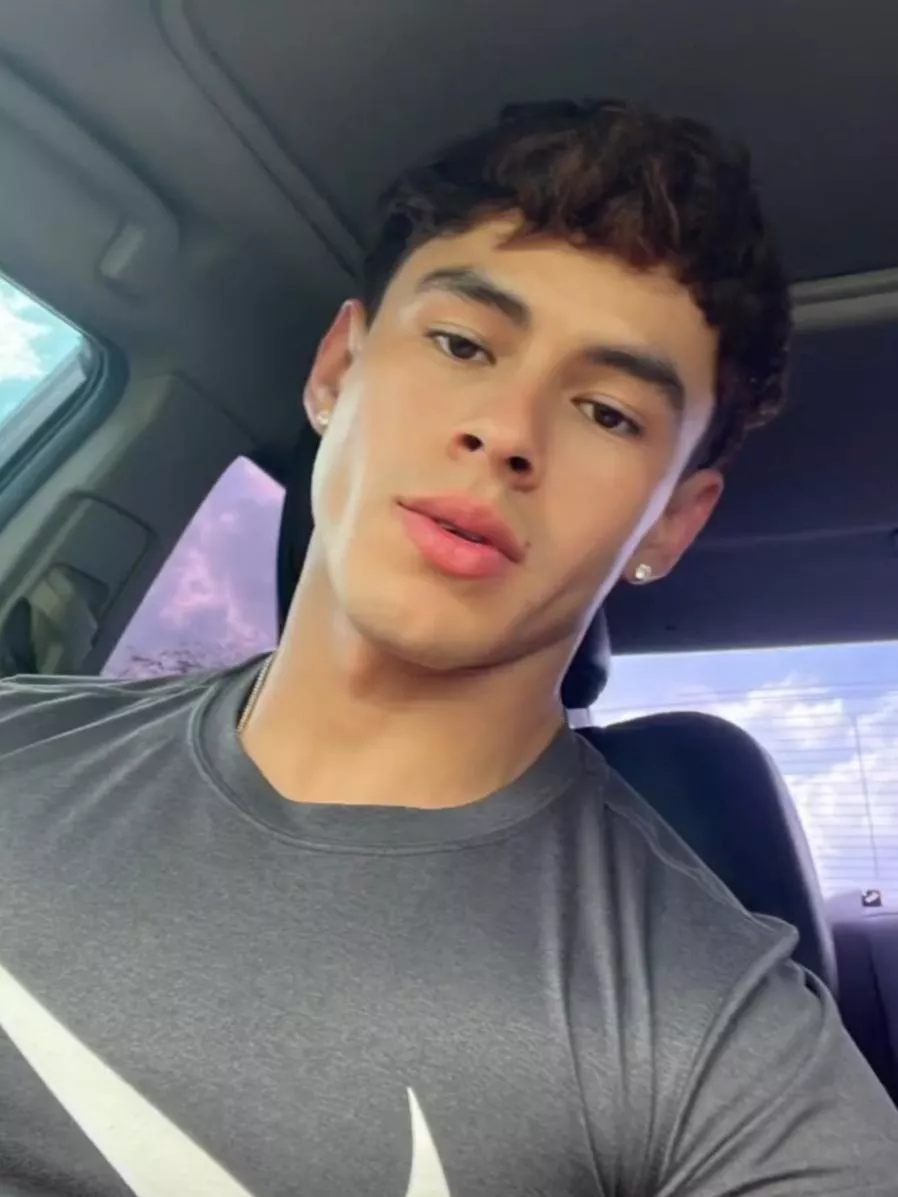 A chill day off playing xbox 😌 Happy Friday!