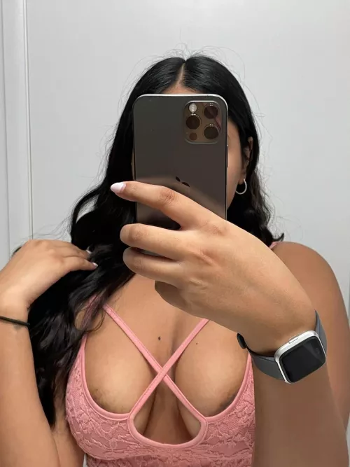 A pretty slut wife waiting to be used 😏