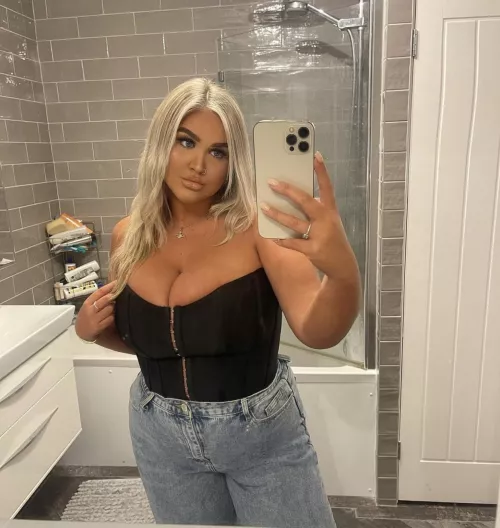 Busty curvy thick brummy
