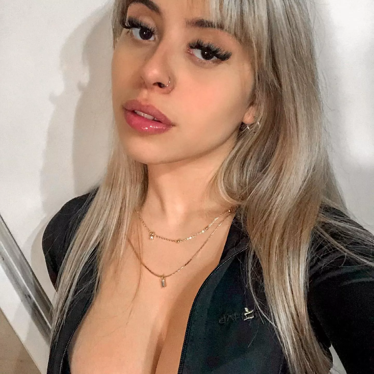 Come and beg to worship me,Dm is open