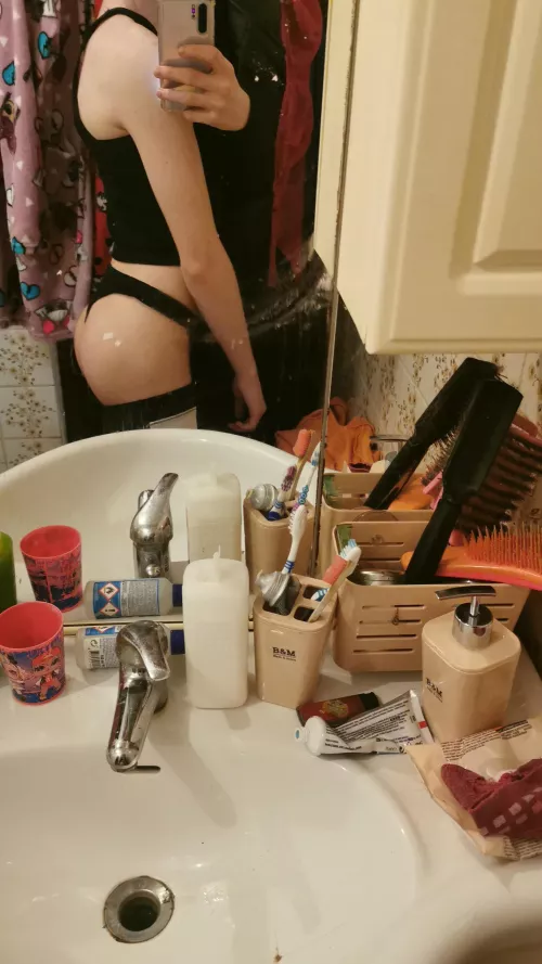 Come dm I send you my clothes you choose them I put them on and send you phlto and sexy too(i'm a boy)