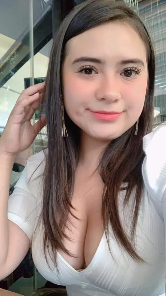 Do you like my cleavage? 😊