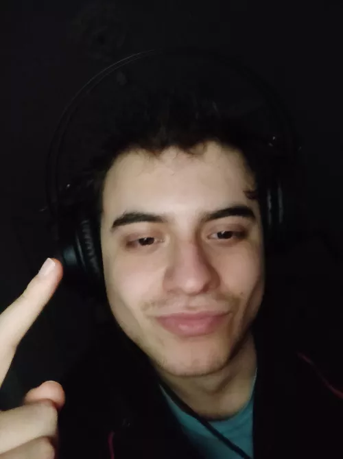 Hi everyone! I'm looking for some people to chat and play together with. Hit me up on discord if you're interested 😌 Sisyphus#7720