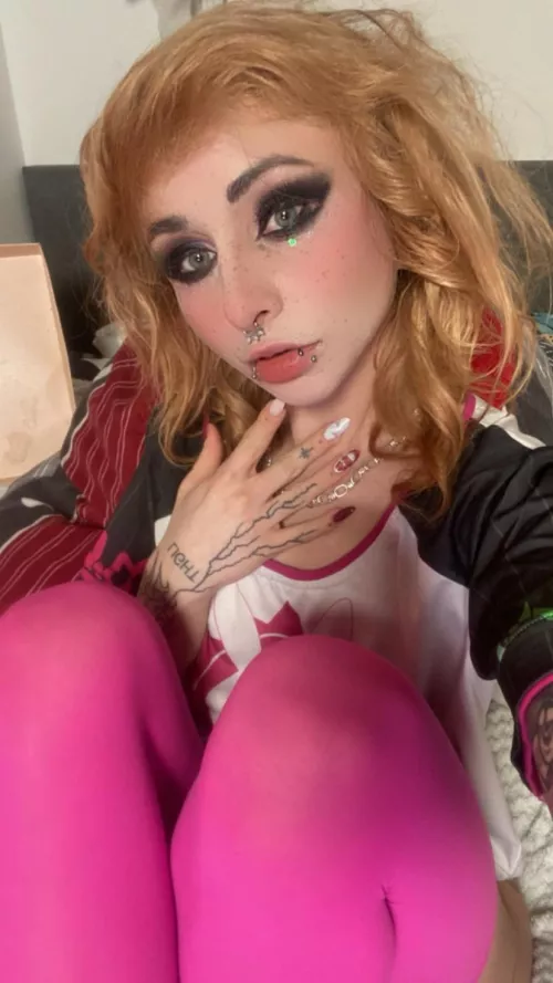 I will stream in around 20 min https://m.chaturbate.com/cloudie_x3/