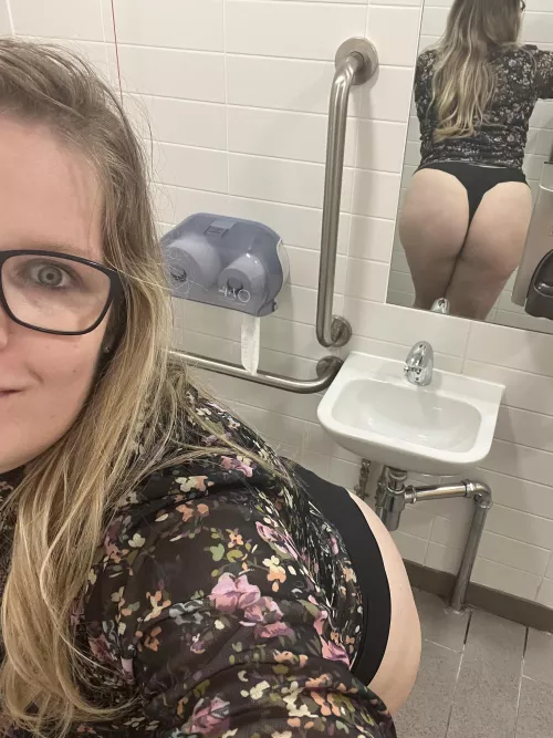 I’m bored at work! 🍑😜😘🫣😈 make my day and join me over on OF