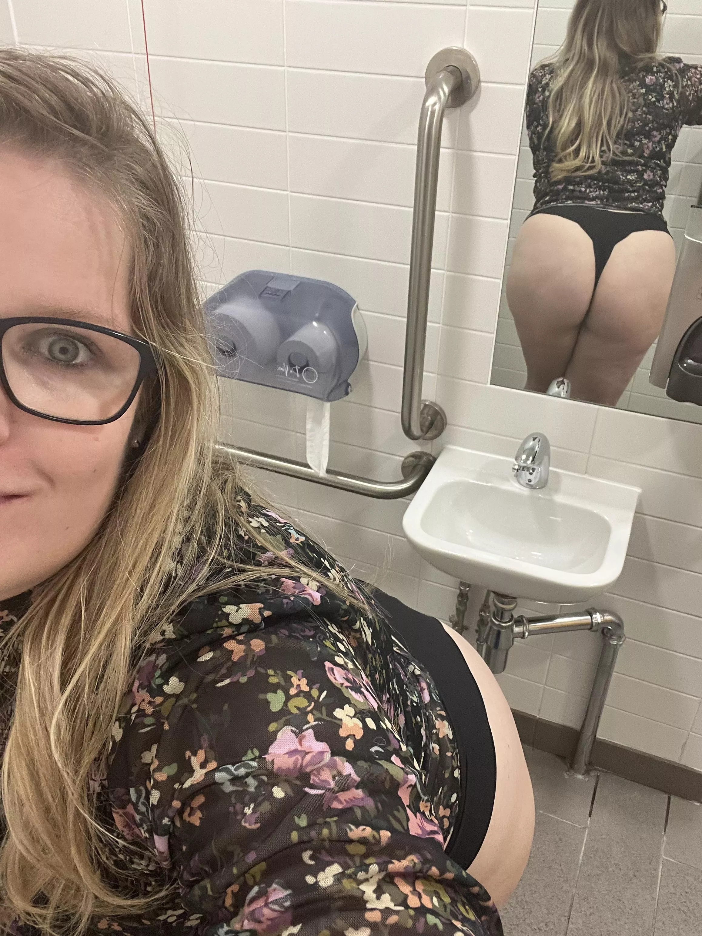 I’m bored at work! 🍑😜😘🫣😈 make my day and join me over on OF