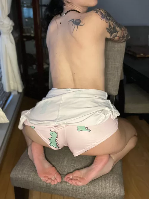 Kneel right up next to my soles🥰