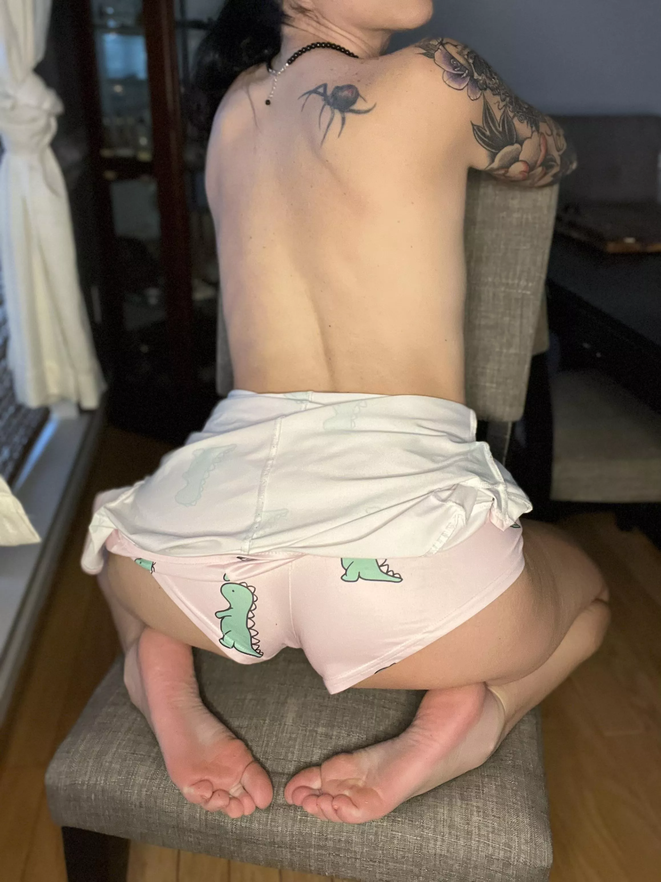 Kneel right up next to my soles🥰