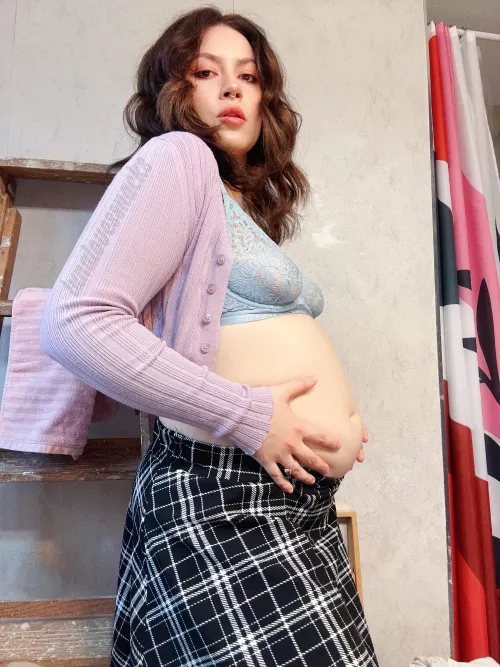 Looking like an absolute BALLOON after filming a stuffing request 😳🐷🤰 can you guess how many bowls of creamy pasta I ate?