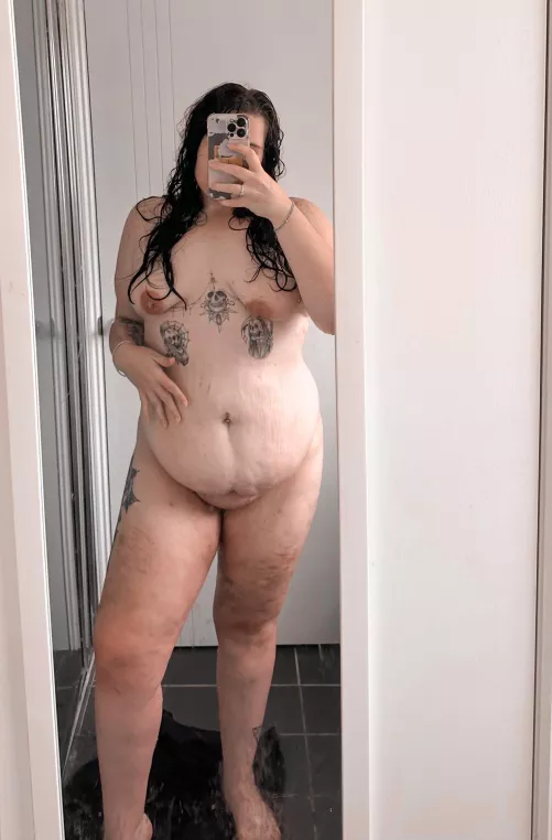 Love a quick mirror selfie after a hot and steamy shower 🥵